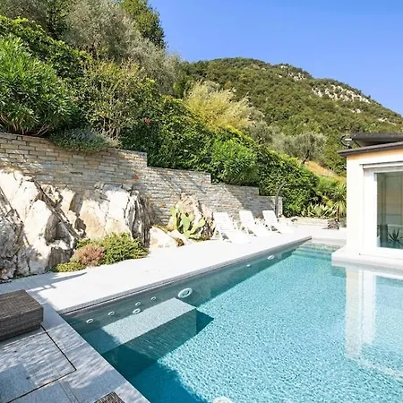 Lago Di Como Penthouse With Fantastic Panoramic Lake View, Hammam, Gym, Private Swimming Pool And Garden Apartman